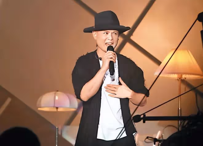 知名歌手遭背叛後移居泰國,時隔3年復出開演唱會,感謝女友支持
