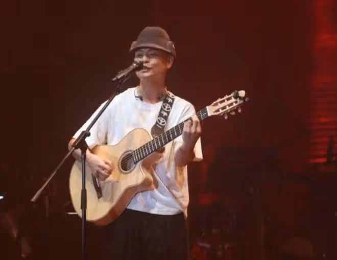 知名歌手遭背叛後移居泰國,時隔3年復出開演唱會,感謝女友支持