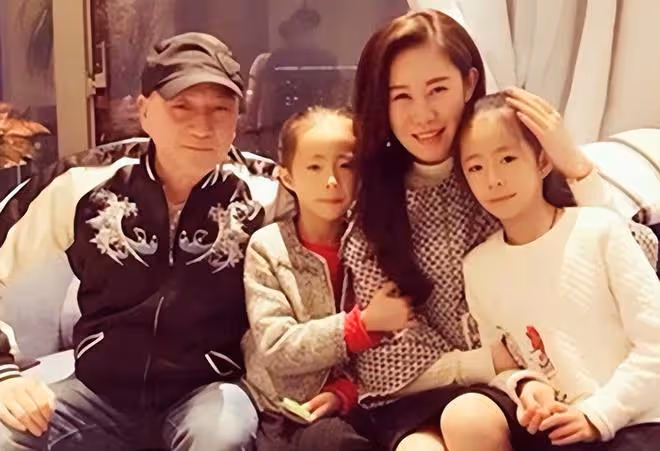 湯鎮業前妻息影29年罕露面,51歲仍貌美,為照顧3名子女拒絕再婚
