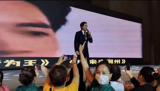 60歲亞視一哥雲南商演撈金，被一群富婆追著不放手，笑開懷仍帥氣