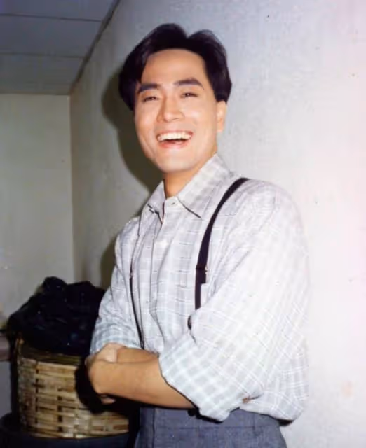 60歲亞視一哥雲南商演撈金，被一群富婆追著不放手，笑開懷仍帥氣
