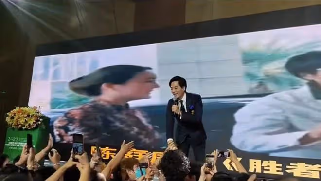 60歲亞視一哥雲南商演撈金，被一群富婆追著不放手，笑開懷仍帥氣