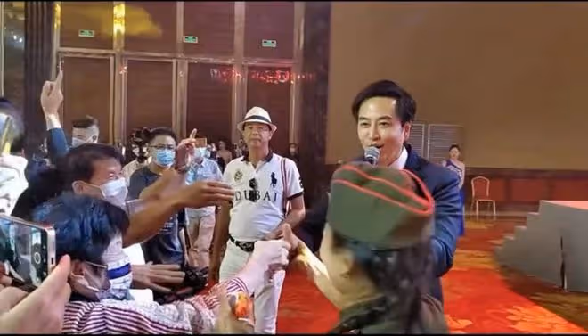 60歲亞視一哥雲南商演撈金，被一群富婆追著不放手，笑開懷仍帥氣