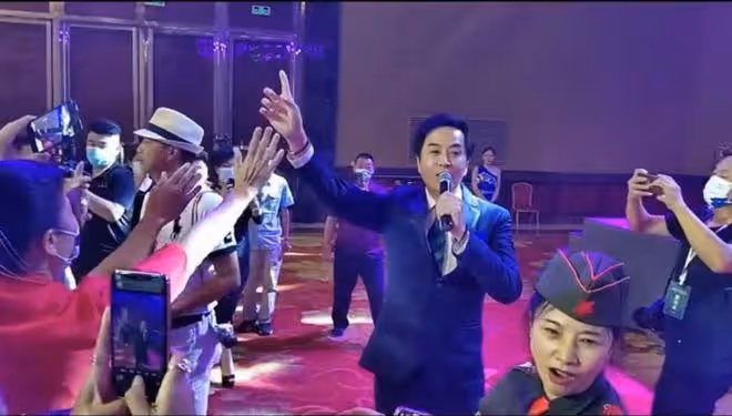 60歲亞視一哥雲南商演撈金，被一群富婆追著不放手，笑開懷仍帥氣