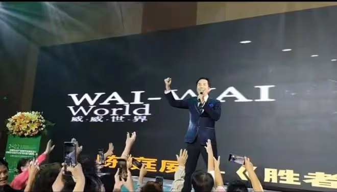 60歲亞視一哥雲南商演撈金，被一群富婆追著不放手，笑開懷仍帥氣