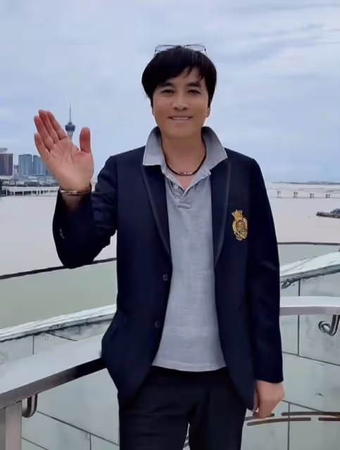 60歲亞視一哥雲南商演撈金,被一群富婆追著不放手,笑開懷仍帥氣