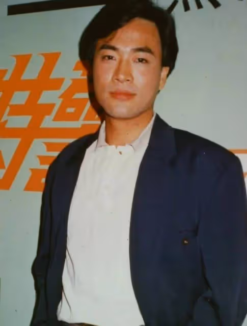 60歲亞視一哥雲南商演撈金,被一群富婆追著不放手,笑開懷仍帥氣
