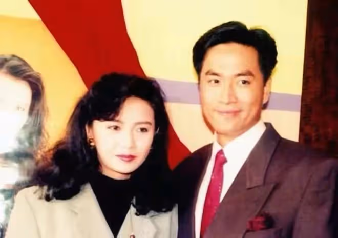 60歲亞視一哥雲南商演撈金,被一群富婆追著不放手,笑開懷仍帥氣