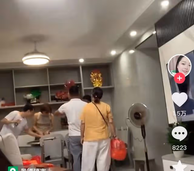 網紅離婚後遭親媽搜身，怒喝百草枯昏迷不醒，醫藥費竟由好友墊付