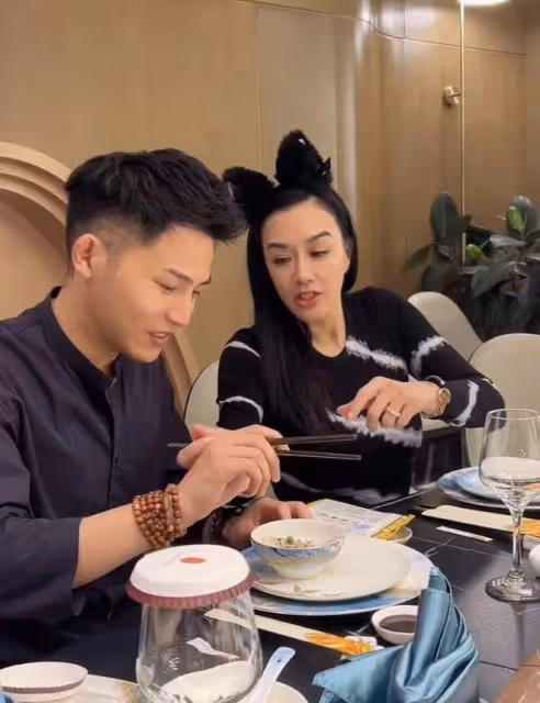 鍾麗緹陪異性吃飯,飯桌上為其夾菜盛湯,張倫碩醋罈子被打翻