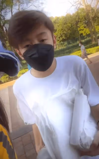 張柏芝跟次子合影,12歲五官清秀長得也高, 模樣帥氣超謝霆鋒