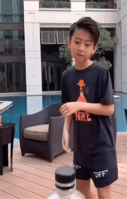 張柏芝跟次子合影,12歲五官清秀長得也高, 模樣帥氣超謝霆鋒