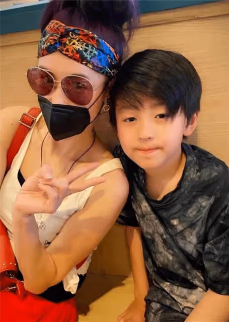 張柏芝跟次子合影，12歲五官清秀長得也高， 模樣帥氣超謝霆鋒