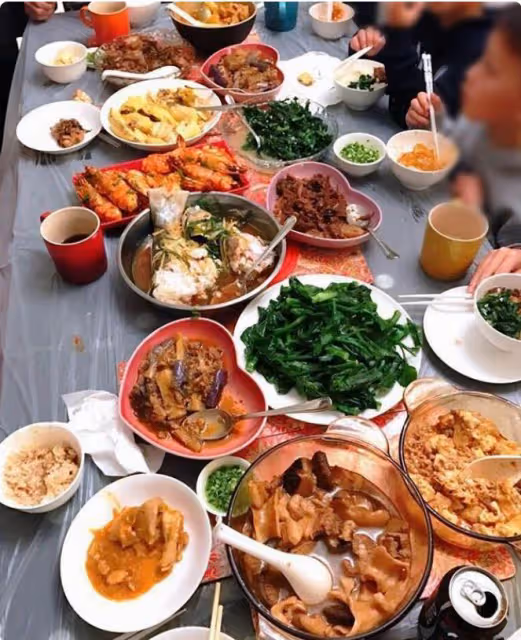 胡杏兒曬香港的豪宅,吃頓便飯都要十幾個菜,她才是人生贏家