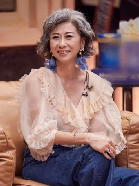 看了60歲葉倩文的穿搭，我發現：穿衣「不扮嫩」，從容老去才真美