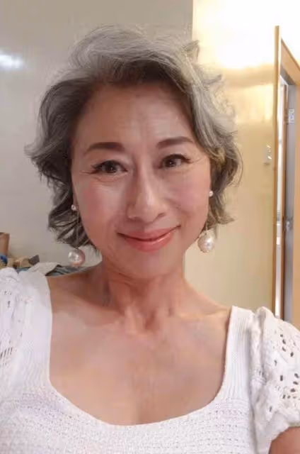 看了60歲葉倩文的穿搭,我發現:穿衣「不扮嫩」,從容老去才真美