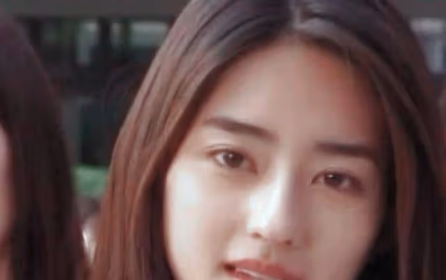 她是90年代公認美少女，年輕時美麗動人，可惜無法抵擋時間的侵蝕