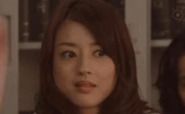 她是90年代公認美少女，年輕時美麗動人，可惜無法抵擋時間的侵蝕
