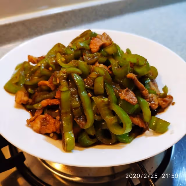 尖椒炒肉（爆下飯）