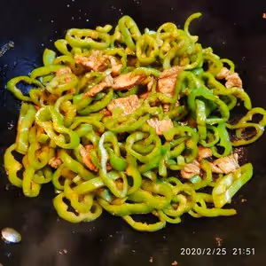 尖椒炒肉（爆下飯）