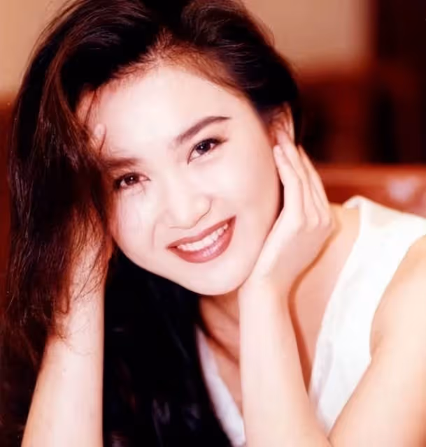 溫碧霞：被婆家嫌棄，卻能立足豪門22年，她嫁了一個好老公