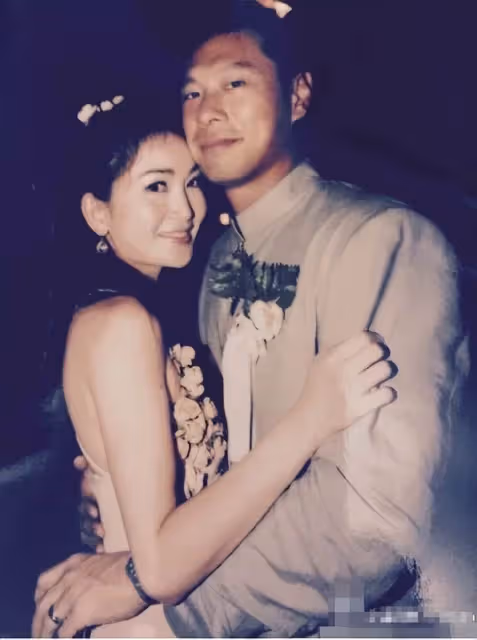 溫碧霞：被婆家嫌棄，卻能立足豪門22年，她嫁了一個好老公