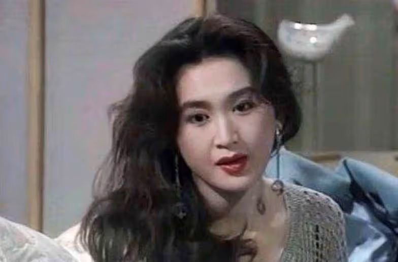 溫碧霞：被婆家嫌棄，卻能立足豪門22年，她嫁了一個好老公
