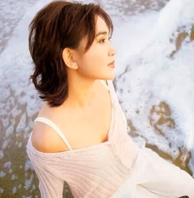 溫碧霞：被婆家嫌棄，卻能立足豪門22年，她嫁了一個好老公