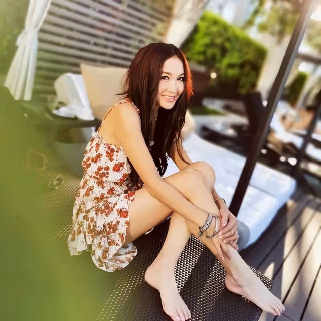 溫碧霞：被婆家嫌棄，卻能立足豪門22年，她嫁了一個好老公