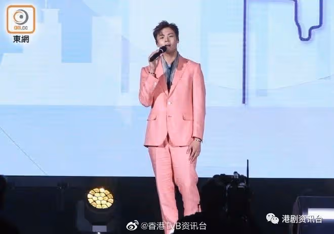 姚焯菲自認緊張一族驚走音　硬曬軚都不忘舉V冧粉絲