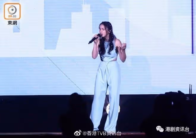 姚焯菲自認緊張一族驚走音　硬曬軚都不忘舉V冧粉絲