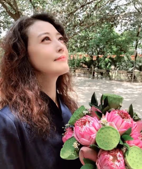 自然變老!55歲周海媚近照以素顏示人,曾突然曬性感被指像大媽
