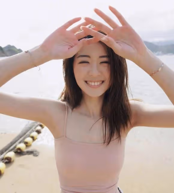好甜!港圈新晉小花與男友情侶檔拍廣告,曝對方介意自己著裝性感