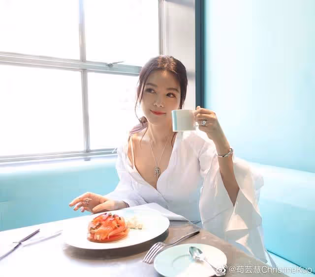 TVB前女星近況曝光！曬與友人聚會賣萌美照，湯鎮業前妻驚喜現身