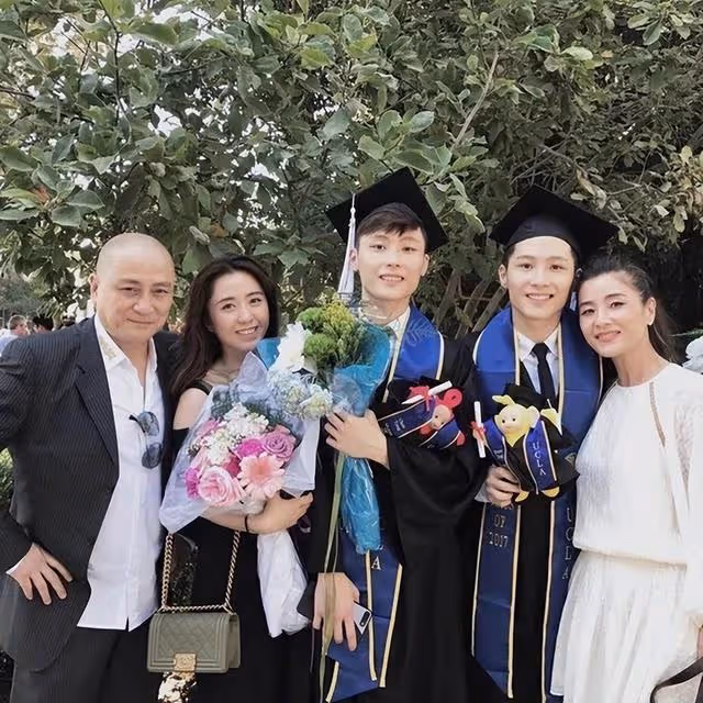 TVB前女星近況曝光!曬與友人聚會賣萌美照,湯鎮業前妻驚喜現身
