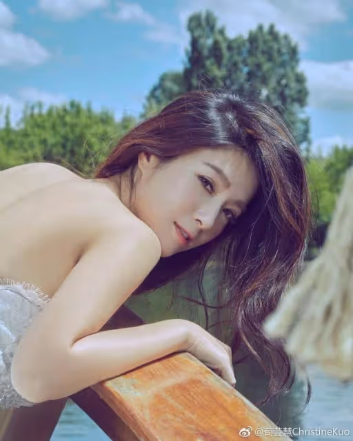 TVB前女星近況曝光!曬與友人聚會賣萌美照,湯鎮業前妻驚喜現身
