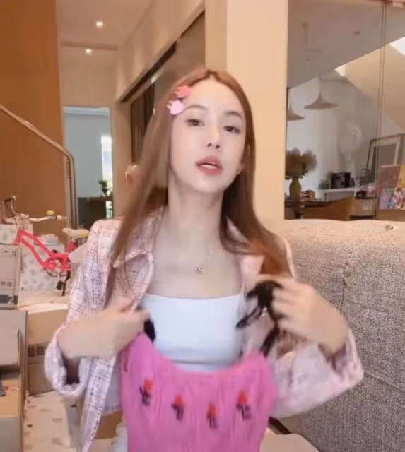 陳赫老婆張子萱近照大變樣,嘴唇鼻子怪異被疑整容,撞臉baby方媛