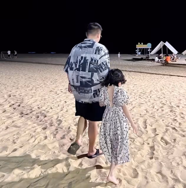 32歲郝劭文罕見曬娃,與7歲繼女游泳畫面溫馨,寶貝長相甜美像媽