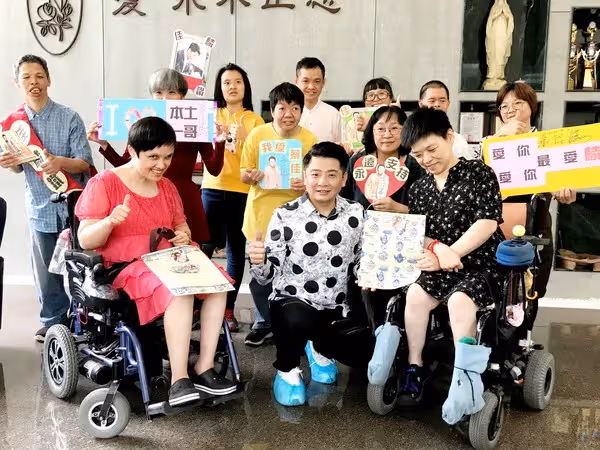 他不重，他是我哥哥！蔡佳麟8歲起「揹大12歲身障哥」被同學笑　反而更感謝哥哥：是我進演藝圈的貴人