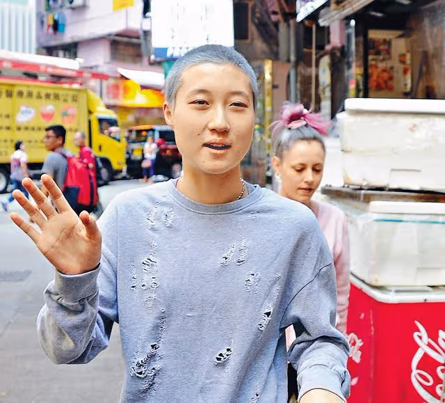 成龍女兒失蹤數月「帶女友跑去當遊民」！她上超市求收留：「我被逼迫流落街頭…」