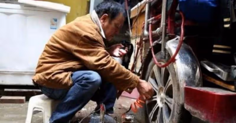 因早退5分鐘修理工被老闆開除，離開前把豪車擦一遍，老闆損失慘重！