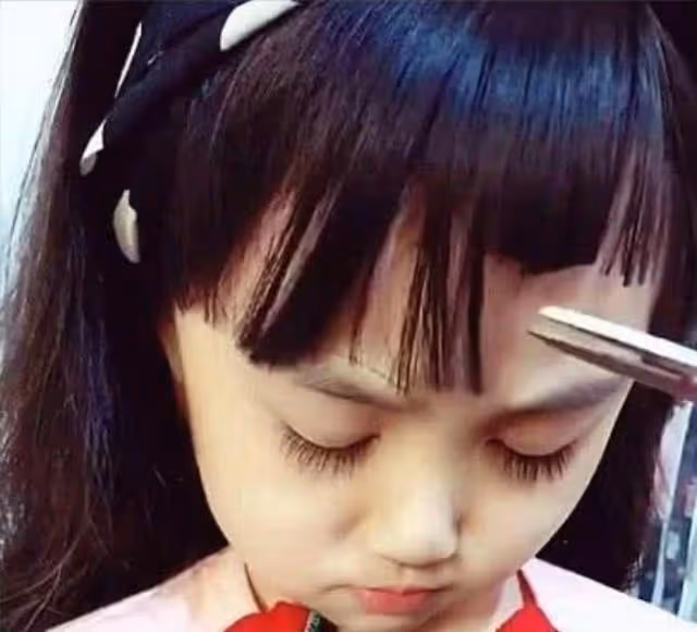 給女兒剪「狗啃式」劉海!媽媽一刀下去美感全無 睜開眼後「顏值飆升」網讚:眼睛拯救了一切
