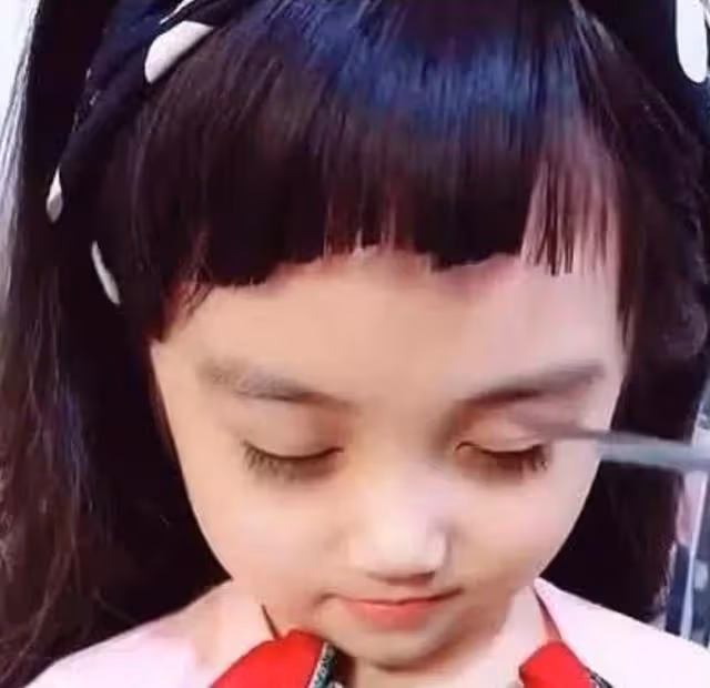 給女兒剪「狗啃式」劉海!媽媽一刀下去美感全無 睜開眼後「顏值飆升」網讚:眼睛拯救了一切