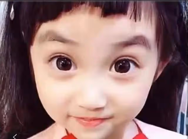 給女兒剪「狗啃式」劉海!媽媽一刀下去美感全無 睜開眼後「顏值飆升」網讚:眼睛拯救了一切