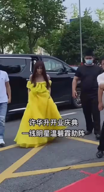 溫碧霞依然不服老,喜歡穿露肩裙當「少女」,雖然身材還很好,但是也畢竟55歲了