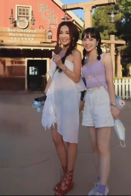溫碧霞依然不服老,喜歡穿露肩裙當「少女」,雖然身材還很好,但是也畢竟55歲了