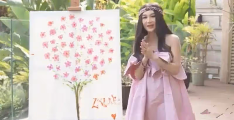溫碧霞依然不服老,喜歡穿露肩裙當「少女」,雖然身材還很好,但是也畢竟55歲了