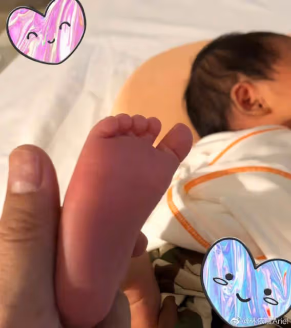 林依晨首曬「女兒正臉」,小可愛已長出牙齒,小臉蛋肉嘟嘟的,透露女兒很乖:這是來報恩的