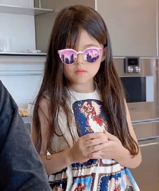 周杰倫女兒正臉罕見曝光 ，一頭棕色長髮超濃密，鼻子立體像外國人，網友：嘴巴超像爸爸