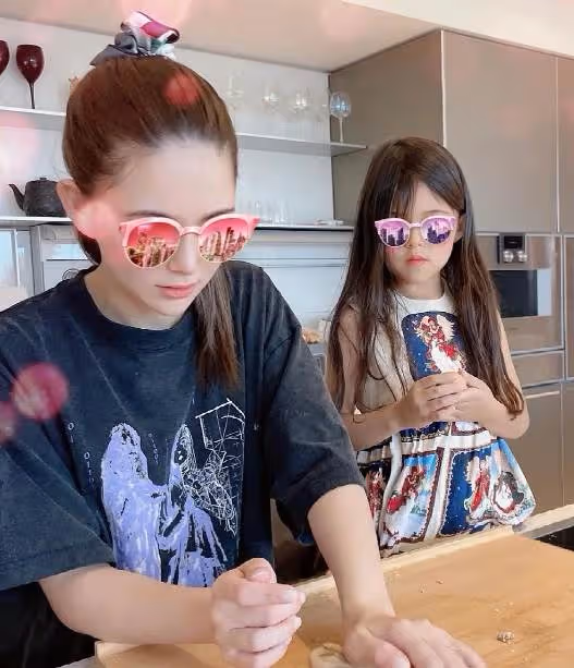 周杰倫女兒正臉罕見曝光 ，一頭棕色長髮超濃密，鼻子立體像外國人，網友：嘴巴超像爸爸